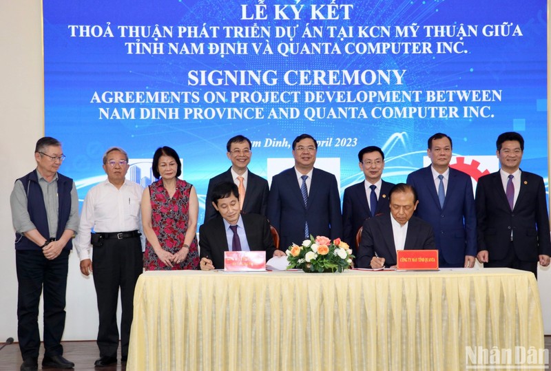 Đại diện Công ty cổ phần Xây dựng hạ tầng Đại Phong (đơn vị đầu tư xây dựng hạ tầng khu công nghiệp Mỹ Thuận) ký thỏa thuận hợp tác phát triển dự án với đại diện Tập đoàn Quanta, Đài Loan (Trung Quốc).