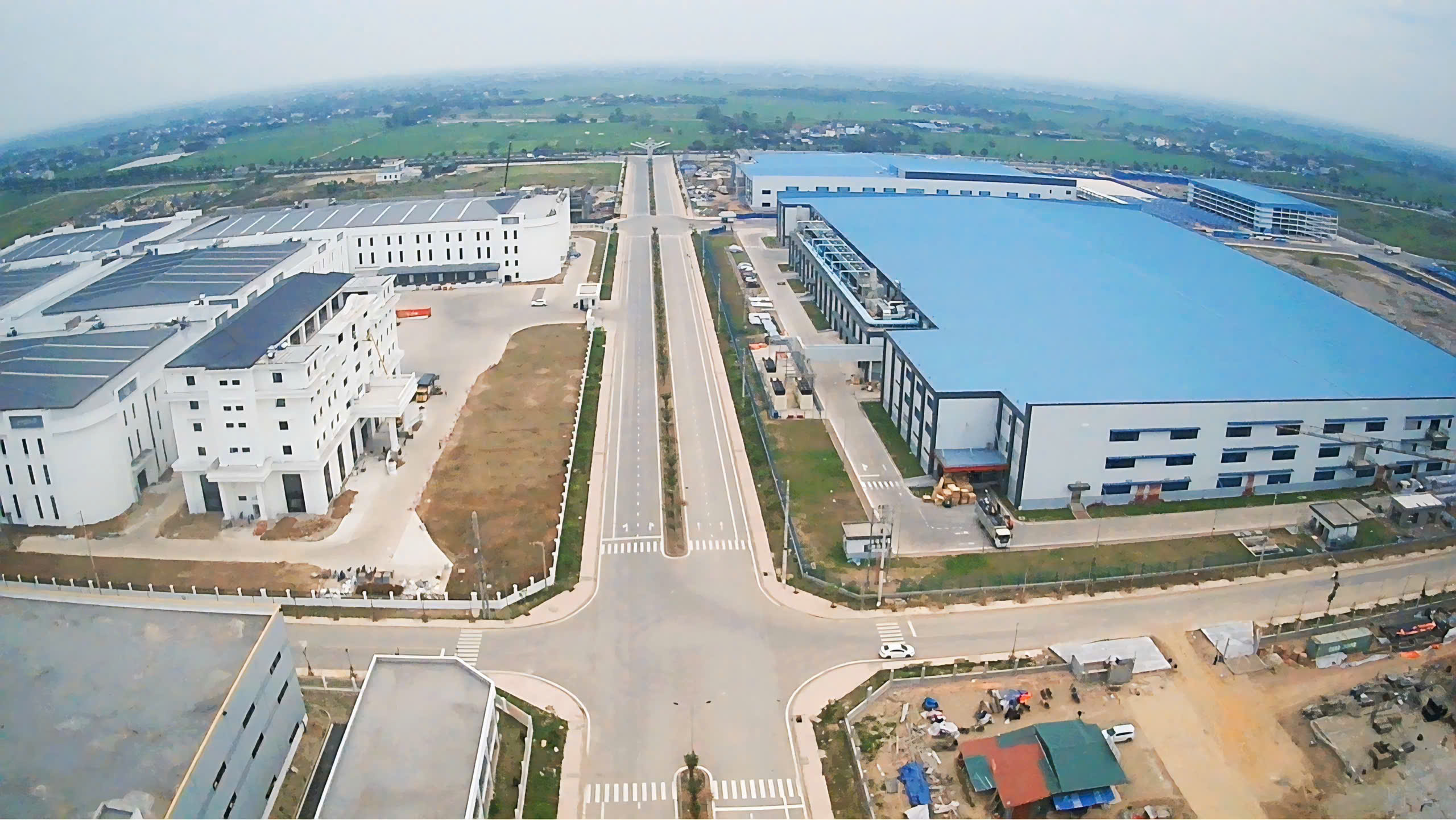 Ảnh chụp trên cao khu công nghiệp Mỹ Thuận với các nhà xưởng rộng lớn, hạ tầng đồng bộ và mảng xanh bao quanh.