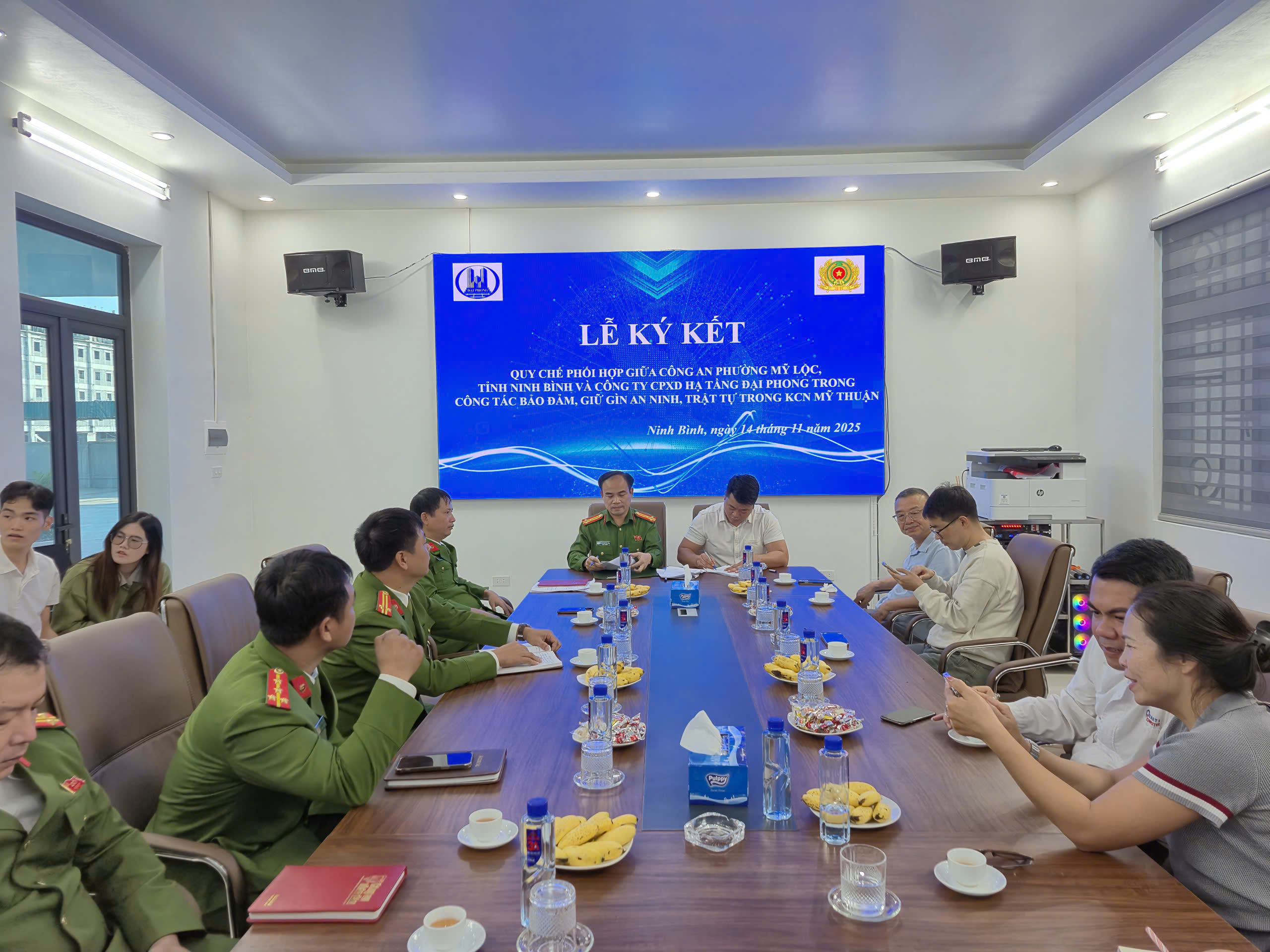 Lễ ký kết Quy chế phối hợp giữa Công an phường Mỹ Lộc và Công ty CPXD Hạ tầng Đại Phong về công tác bảo đảm an ninh, trật tự trong KCN Mỹ Thuận, tạo nền tảng cho môi trường đầu tư an toàn và chuyên nghiệp.