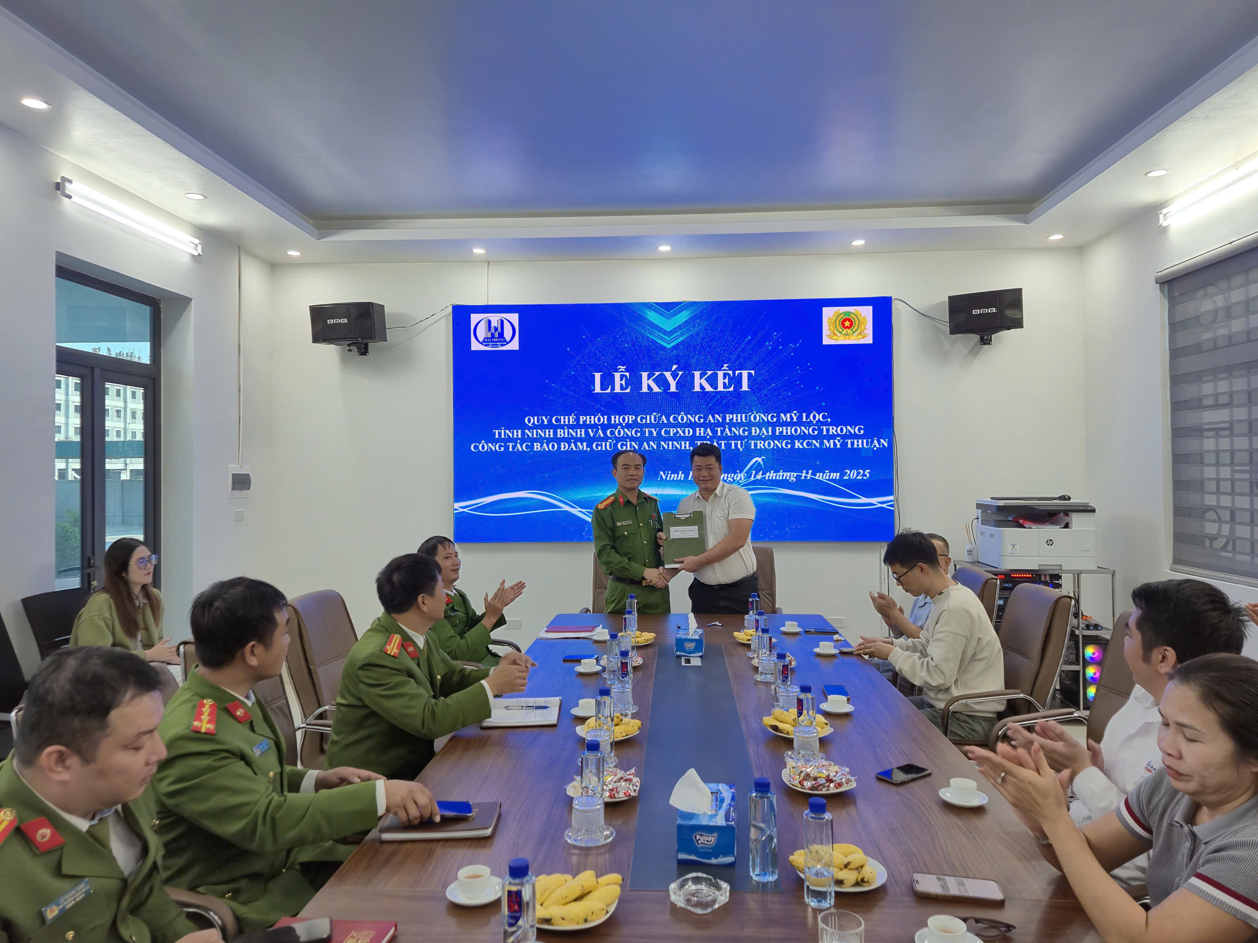 Lễ ký kết Quy chế phối hợp giữa Công an phường Mỹ Lộc và Công ty CPXD Hạ tầng Đại Phong nhằm tăng cường công tác bảo đảm an ninh trật tự trong Khu công nghiệp Mỹ Thuận tại Ninh Bình.